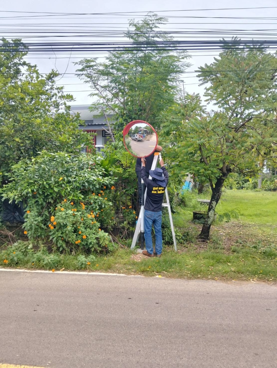 องค์การบริหารส่วนตำบลโพธิ์ใหญ่ติดตั้งกระจกโค้งจราจรตามจุดเสี่ยงจุดมุมอับในพื้นที่ตำบลโพธิ์ใหญ่