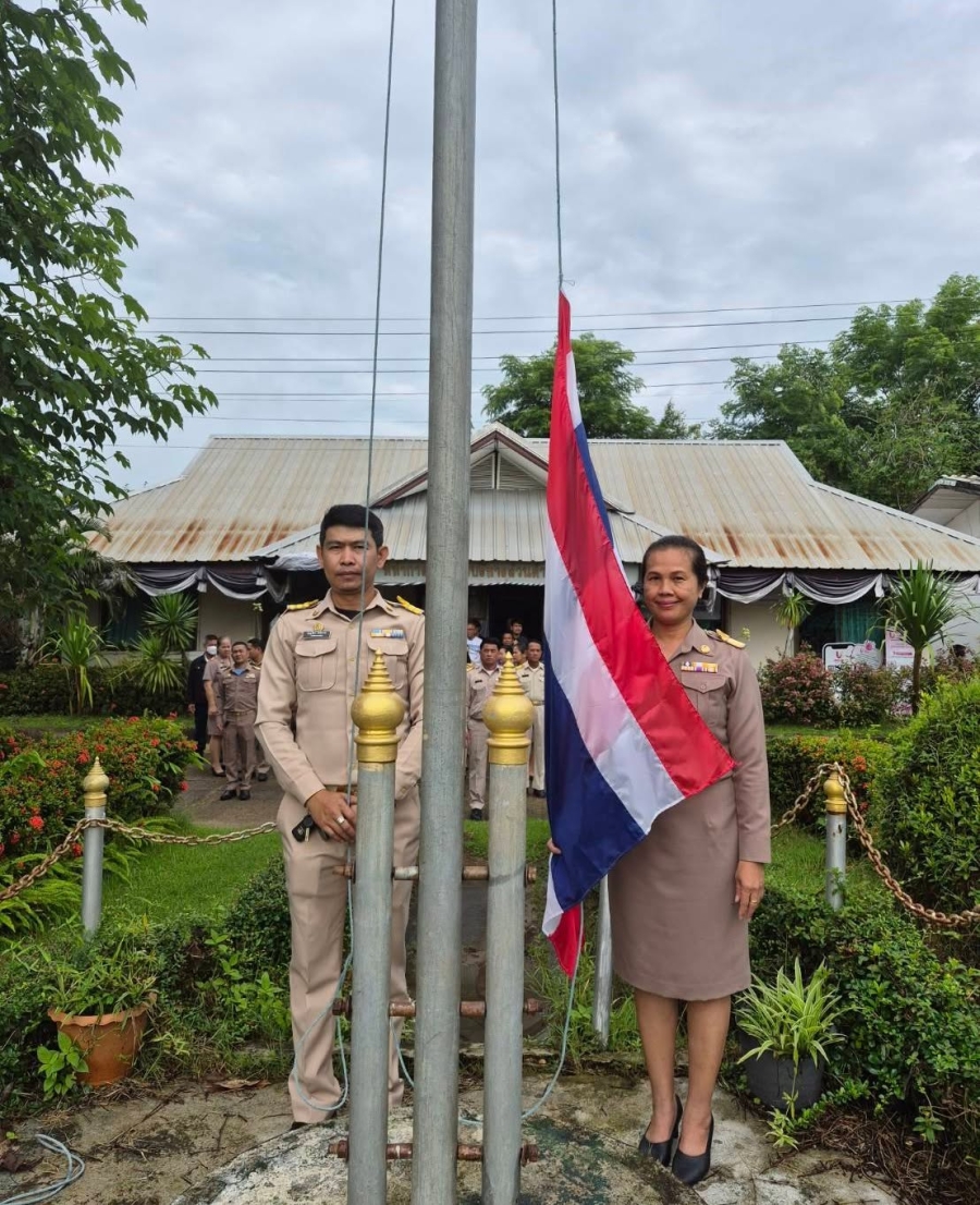 กิจกรรมยืนตรงเคารพธงชาติ เพื่อแสดงออกถึงความจงรักภักดีต่อชาติ ศาสนา พระมหากษัตริย์  และการเป็นข้าราชการที่ดี